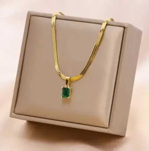 collar color oro con cristal jade